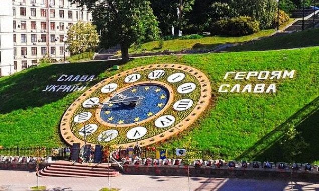 На Аллее Героев Небесной Сотни в Киеве начали демонтировать цветочные часы  | КиевВласть - Новости Киева и столичного региона