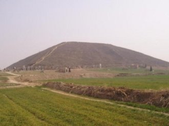 Велика Біла піраміда в Китаї: загадкові факти