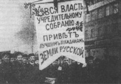 https://upload.wikimedia.org/wikipedia/commons/thumb/3/36/Demonstration_in_support_of_the_Russian_Constituent_Assembly%2C_1918.jpg/300px-Demonstration_in_support_of_the_Russian_Constituent_Assembly%2C_1918.jpg