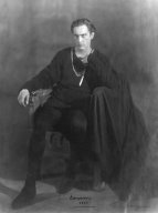 https://upload.wikimedia.org/wikipedia/commons/thumb/8/8a/John_Barrymore_Hamlet_1922.jpg/800px-John_Barrymore_Hamlet_1922.jpg