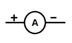 Сила тока обозначение прибора. Амперметр условное обозначение на схеме. Обозначение амперметра в схеме. Вольтметр обозначение на схеме. Амперметр обозначается.