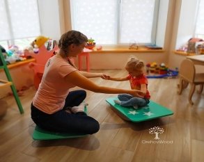 Картинки по запросу ребенок сидит по-турецки на  балансировочной доске