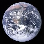 Кольорова фотографія Землі зроблена з Аполлона-17