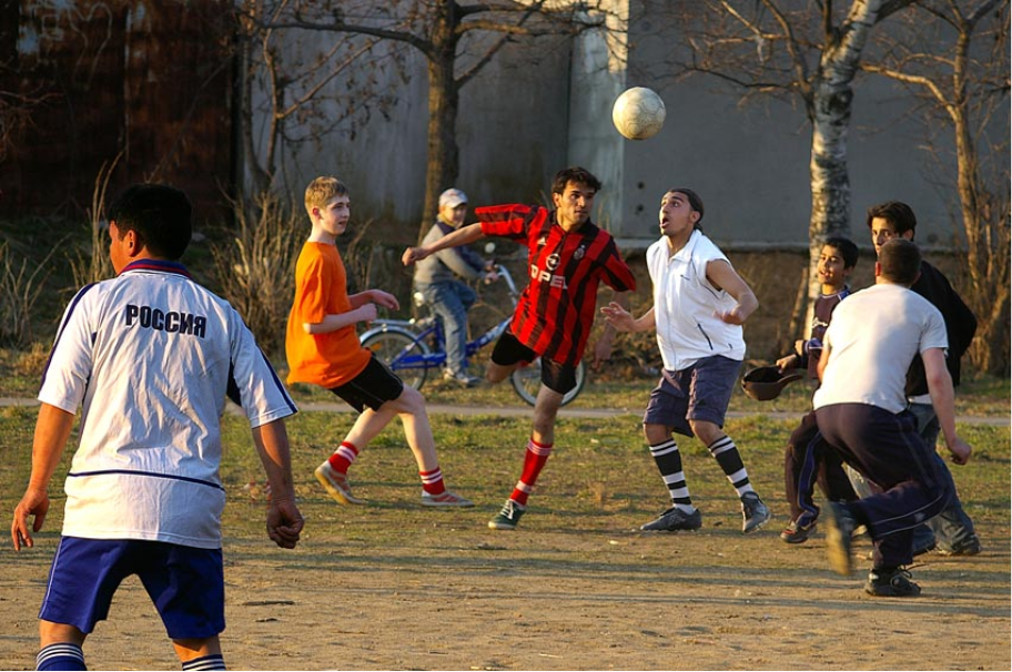 Там играют в футбол. Дворовый футбол. Детский дворовой футбол. Футболист во дворе. Футбол на улице.