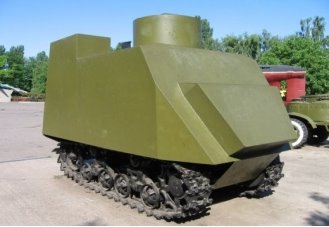 Славетний одеський танк "НІ", тобто "на испуг", що являв собою обшитий бронею звичайний трактор.Меморіал 411 батарея, Одеса (фото І. Козерецької, 2009)