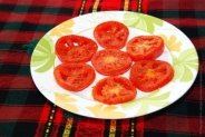 Як приготувати Яєчня. Крок 7: Викласти підсмажені помідори на тарілку