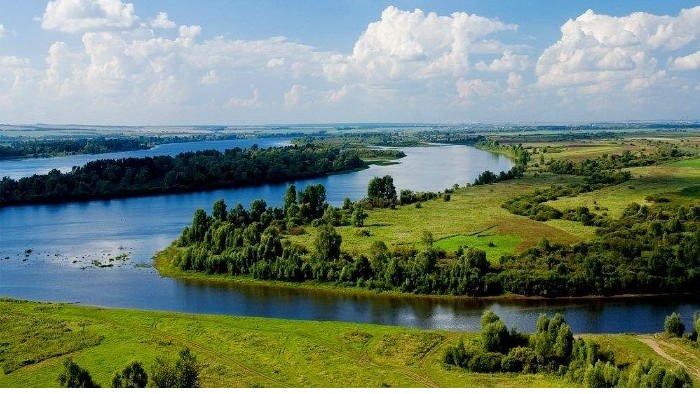  А ще з цієї букви починається слово, яке є символом України. Україну прикрашає голуба, мов небо, стрічка. Кожен з нас з дитинства знає, То біжить до моря 