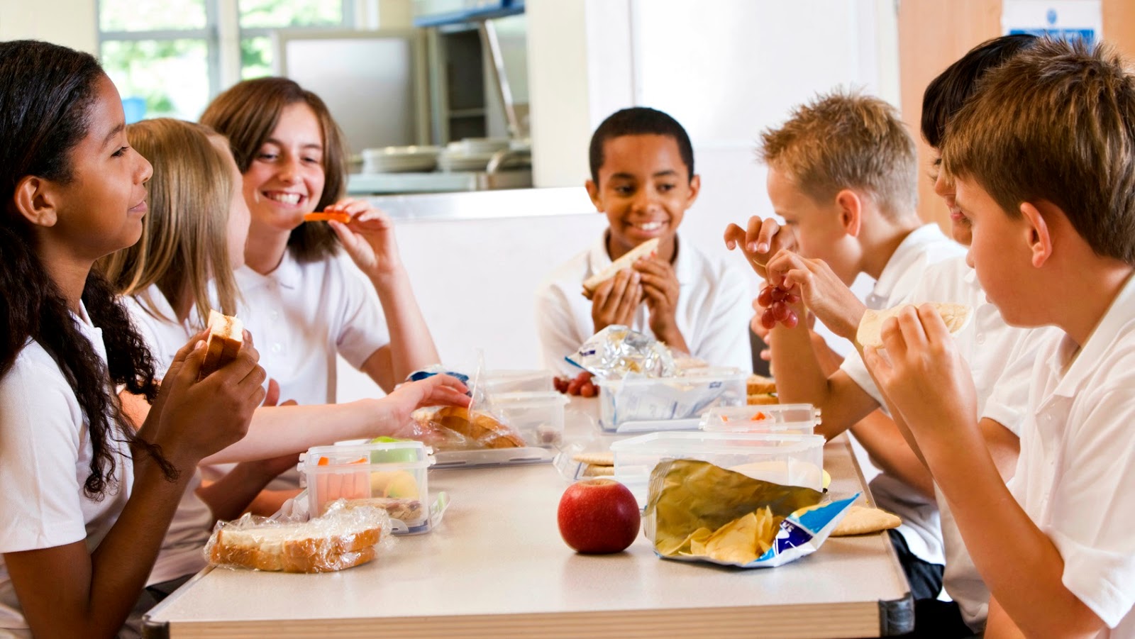 Schoolchildren_enjoying_their_lunch_in_a_school_cafeteria_.jpg