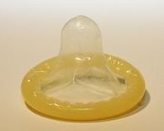 https://upload.wikimedia.org/wikipedia/commons/thumb/0/04/Kondom.jpg/220px-Kondom.jpg