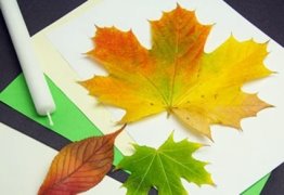 Матеріали: тонкий аркуш паперу, справжні невисушені листя, свічку, кисть і фарби