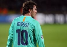 Нападающий "Барселоны" Лионель Месси - лучший футболист года в третий раз