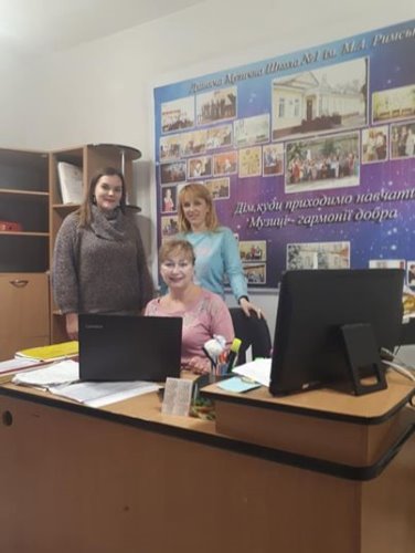 На изображении может находиться: 3 человека, в том числе Людмила Гончарова, люди улыбаются, люди сидят, экран, ноутбук и в помещении